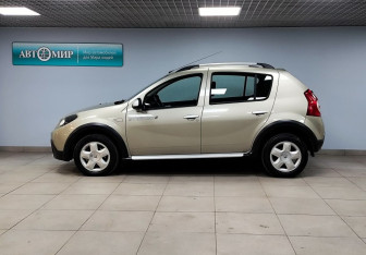 Подержанный автомобиль Renault Sandero 2013 года (8 фото)