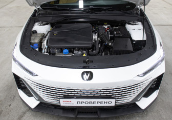 Подержанный автомобиль Changan UNI-V 2023 года (9 фото)