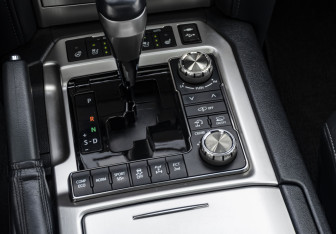 Подержанный автомобиль Toyota Land Cruiser Suv 2017 года (16 фото)