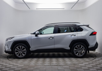 Подержанный автомобиль Toyota RAV4 2020 года (2 фото)