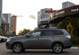 Подержанный автомобиль Mitsubishi Outlander 2012 года (6 фото)