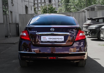 Подержанный автомобиль Nissan Teana 2011 года (5 фото)