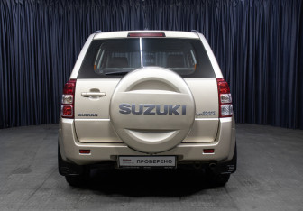 Подержанный автомобиль Suzuki Grand Vitara 2011 года (6 фото)