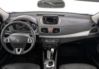 Подержанный автомобиль Renault Fluence 2011 года (14 фото)