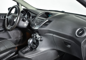 Подержанный автомобиль Ford Fiesta Hatchback 2017 года (8 фото)