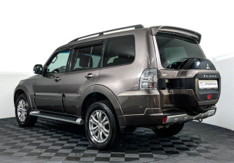 Подержанный автомобиль Mitsubishi Pajero 2015 года (7 фото)