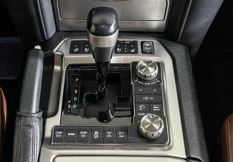 Подержанный автомобиль Toyota Land Cruiser Suv 2017 года (15 фото)