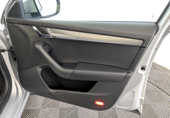 Подержанный автомобиль Skoda Octavia Liftback 2017 года (24 фото)