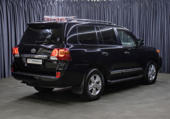 Подержанный автомобиль Toyota Land Cruiser Suv 2013 года (5 фото)