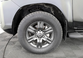 Подержанный автомобиль Toyota Hilux 2021 года (18 фото)
