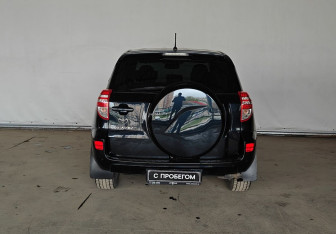 Подержанный автомобиль Toyota RAV4 2010 года (5 фото)