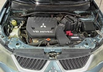 Подержанный автомобиль Mitsubishi Outlander 2006 года (16 фото)
