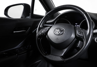 Подержанный автомобиль Toyota C-HR 2020 года (13 фото)