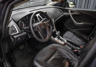 Подержанный автомобиль Opel Astra Hatchback 2011 года (12 фото)