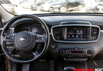 Подержанный автомобиль Kia Sorento 2018 года (10 фото)
