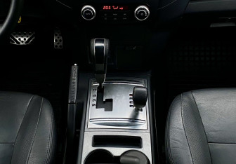 Подержанный автомобиль Mitsubishi Pajero 2011 года (13 фото)