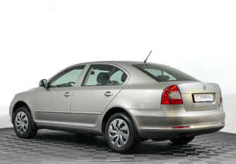 Подержанный автомобиль Skoda Octavia Liftback 2011 года (7 фото)