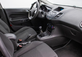 Подержанный автомобиль Ford Fiesta Sedan 2015 года (9 фото)