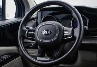 Подержанный автомобиль Kia Carnival 2021 года (15 фото)