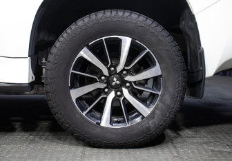 Подержанный автомобиль Mitsubishi Pajero Sport 2016 года (26 фото)