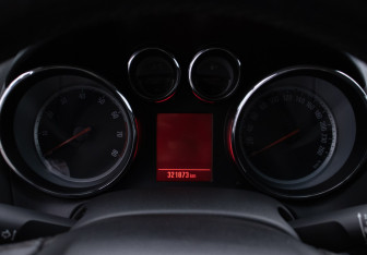 Подержанный автомобиль Opel Astra Hatchback 2012 года (12 фото)