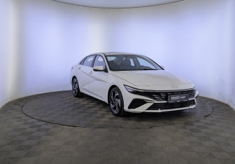 Подержанный автомобиль Hyundai Elantra Sedan 2023 года (3 фото)
