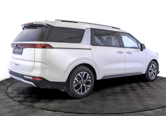 Подержанный автомобиль Kia Carnival 2021 года (5 фото)
