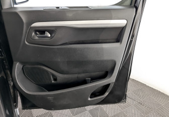 Подержанный автомобиль Peugeot Traveller 2021 года (25 фото)