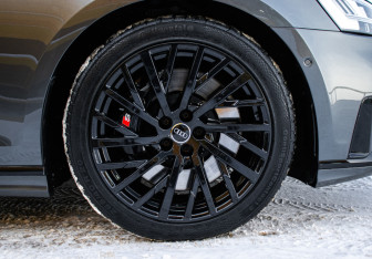 Подержанный автомобиль Audi A8 2019 года (13 фото)