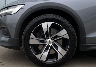 Подержанный автомобиль Volvo V60 Cross Country 2021 года (9 фото)