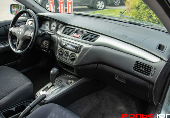 Подержанный автомобиль Mitsubishi Lancer Wagon 2007 года (7 фото)