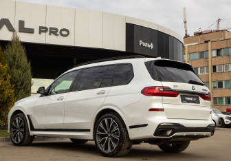 Подержанный автомобиль BMW X7 2020 года (5 фото)