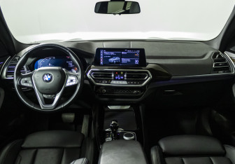 Подержанный автомобиль BMW X3 2023 года (14 фото)