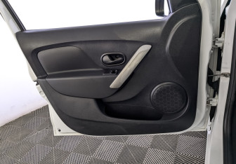 Подержанный автомобиль Renault Logan Sedan 2022 года (19 фото)