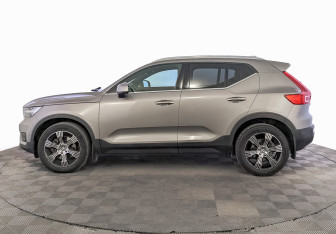 Подержанный автомобиль Volvo XC40 2021 года (8 фото)