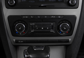 Подержанный автомобиль Skoda Octavia Liftback 2012 года (17 фото)