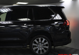 Подержанный автомобиль Lexus LX 2017 года (29 фото)