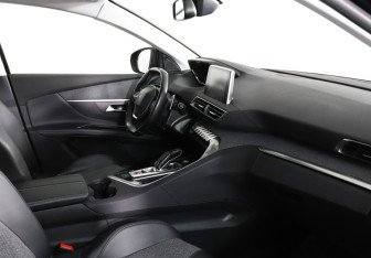 Подержанный автомобиль Peugeot 5008 Suv 2019 года (10 фото)