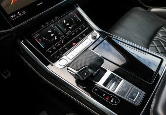 Подержанный автомобиль Audi Q8 2019 года (20 фото)