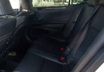 Подержанный автомобиль Lexus ES 2018 года (9 фото)