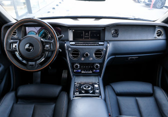 Подержанный автомобиль Rolls-Royce Cullinan 2019 года (16 фото)