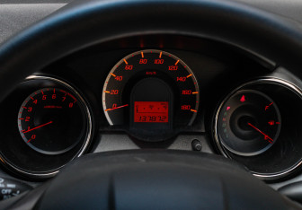 Подержанный автомобиль Honda Fit 2012 года (22 фото)
