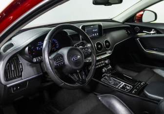 Подержанный автомобиль Kia Stinger 2019 года (11 фото)