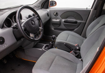 Подержанный автомобиль Chevrolet Aveo Hatchback 2004 года (10 фото)