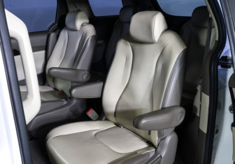 Подержанный автомобиль Kia Carnival 2020 года (11 фото)
