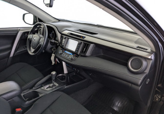 Подержанный автомобиль Toyota RAV4 2017 года (11 фото)