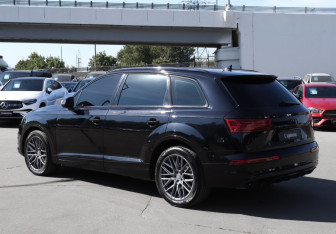 Подержанный автомобиль Audi Q7 2016 года (7 фото)