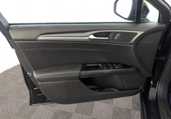 Подержанный автомобиль Ford Mondeo Sedan 2017 года (19 фото)