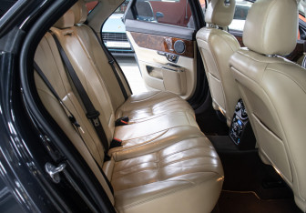 Подержанный автомобиль Jaguar XJ 2013 года (12 фото)