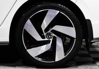 Подержанный автомобиль Volkswagen Golf GTI Hatchback 2021 года (6 фото)